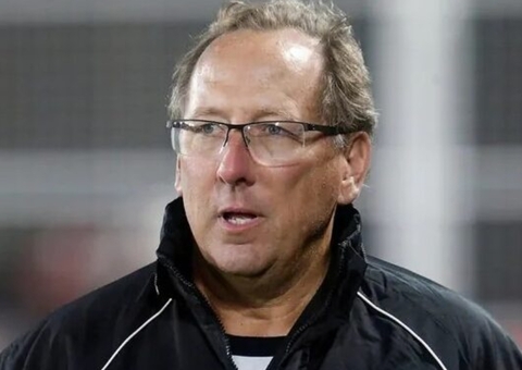 Organizada do Lyon pede saída de John Textor após rebaixamento do clube