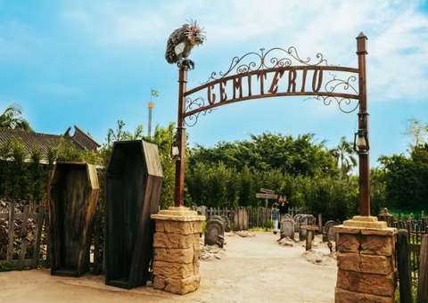 Beto Carrero inaugura área para fumantes com tema de cemitério