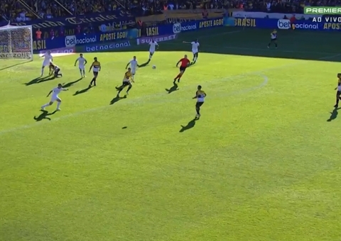 Grêmio marca no fim, vence o Criciúma em duelo direto e se afasta do Z-4