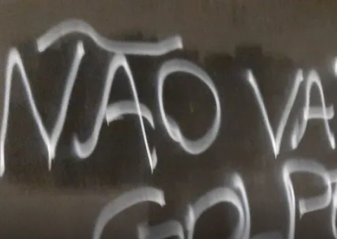 Muros da sede do Corinthians são pichados: 'Não vai ter golpe'