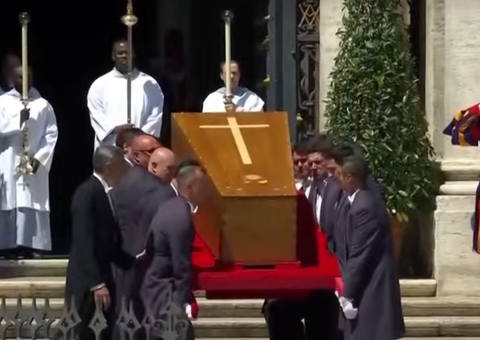 Papa Francisco é sepultado neste sábado após cerimônia no Vaticano