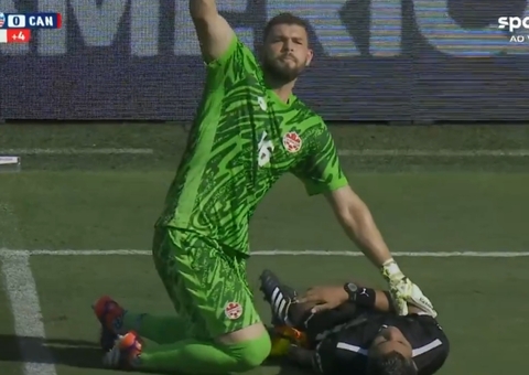 Bandeirinha passa mal e desmaia no campo durante jogo da Copa América