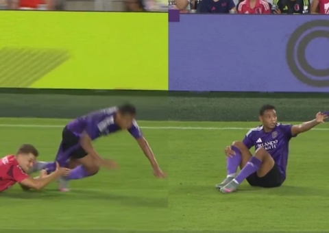 Jogador tem calção arrancado por defensor durante jogo da MLS; assista