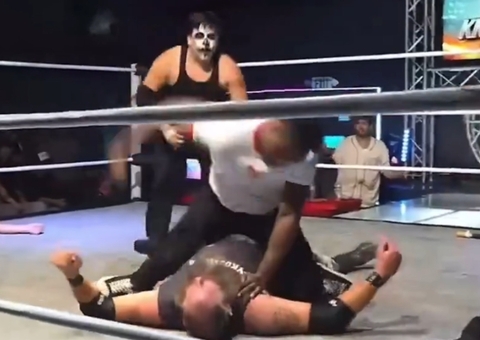 Filho de campeão do UFC 'sai do roteiro' e espanca lutador no wrestling