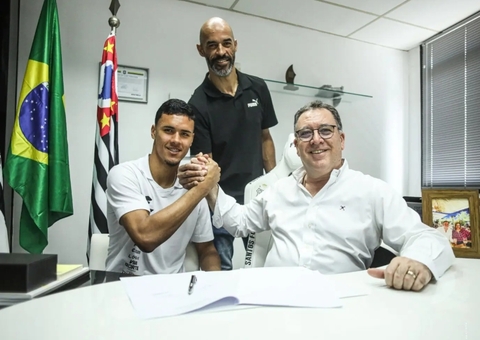 Santos assina aditivo contratual com joia da base; veja