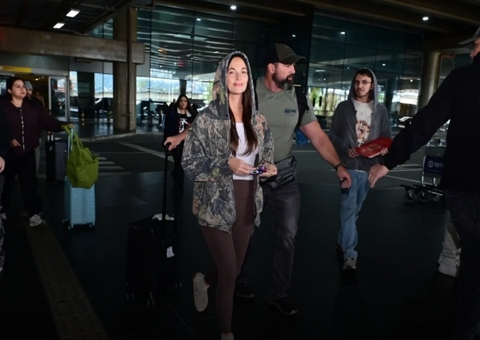 Kacey Musgraves desembarca no Brasil para rodeio em SP; veja fotos