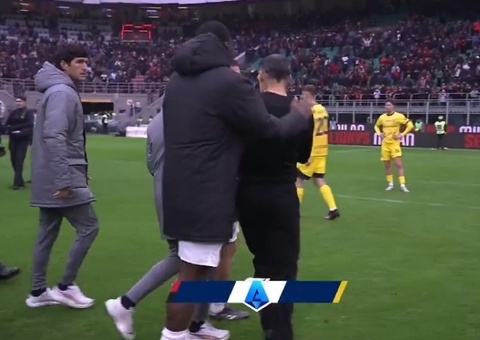 Técnico e capitão do Milan precisam ser separados após briga; vídeo