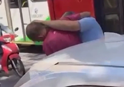 Motorista de ônibus agride pedestre após discussão em SP; vídeo