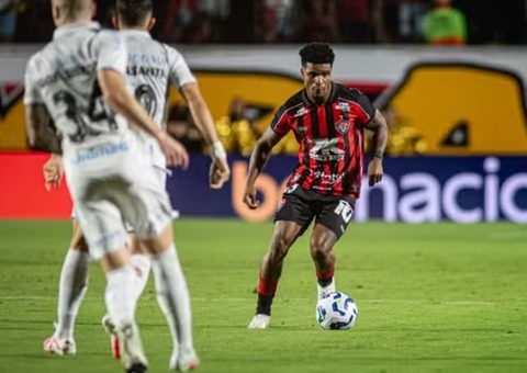 Grêmio sai na frente, mas Vitória empata em jogo paralisado por gritos homofóbicos