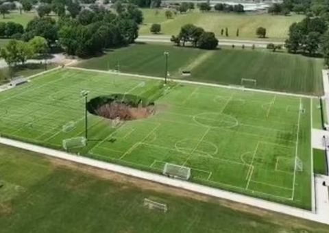 Buraco gigante de 30 metros se abre em campo de futebol nos EUA
