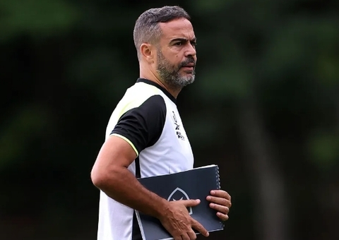 Técnico do Botafogo chega à Argentina e fala sobre final da Libertadores