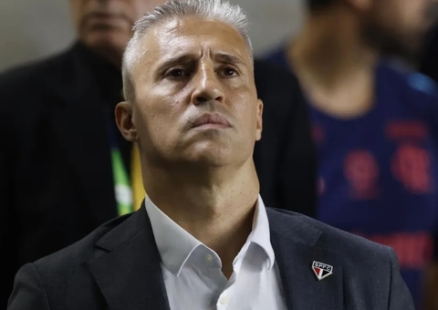 Diretor do São Paulo descarta pedido de demissão de Crespo após goleada