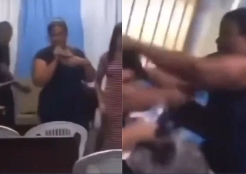 Esposa de pastor expõe traição durante culto e confusão acaba em pancadaria; vídeo 