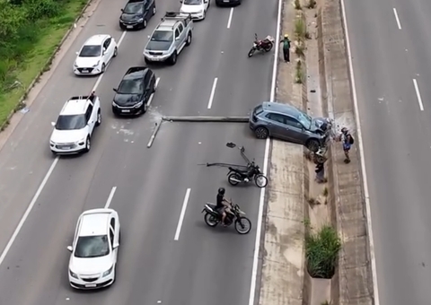 Carro derruba poste e bloqueia trânsito na AM-070 em Manaus; vídeo