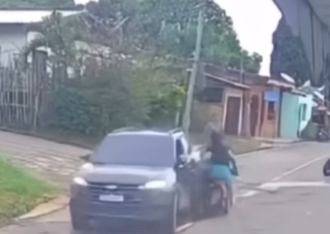Motorista foge após bater em moto e gera revolta em Tapauá; vídeo