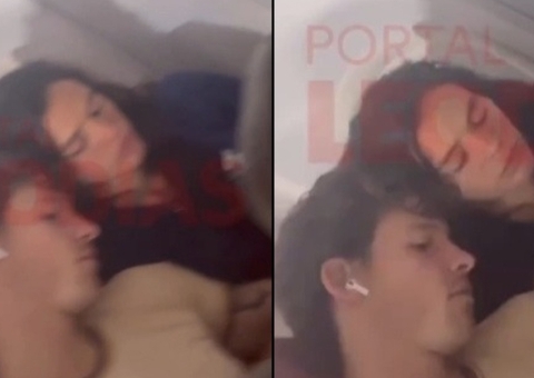 Vídeo flagra Shawn Mendes apoiando a cabeça no ombro de Marquezine em voo para Maceió