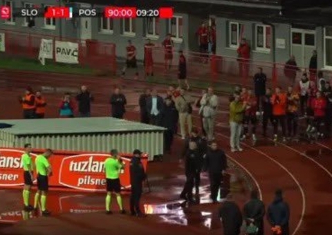Jogadores abandonam partida na Bósnia após árbitro se recusar a checar VAR