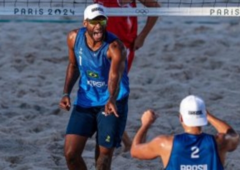 Evandro e Arthur vencem e Brasil fica 100% no vôlei de praia nas Olimpíadas