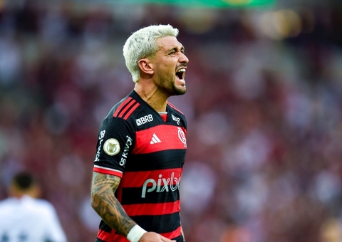 Flamengo vence Atlético-GO, ultrapassa o Botafogo e assume a liderança do Brasileirão