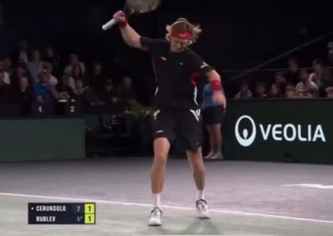 Em ataque de fúria, tenista Rublev bate nas próprias pernas com a raquete; vídeo