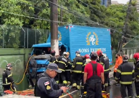 Motorista fica preso nas ferragens após grave acidente na Av. Efigênio Salles