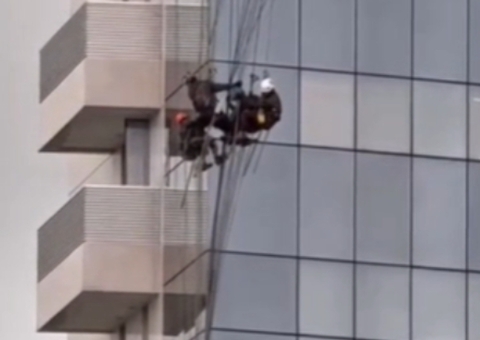 Operários ficam pendurados em prédio durante chuva em Manaus; vídeo 