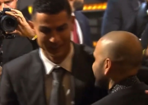 Após sair da prisão, Dani Alves vai a premiação e é cumprimentado por CR7