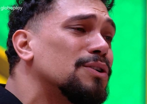 Vinícius cai no choro e detona adversários: 'Chutando cachorro morto'