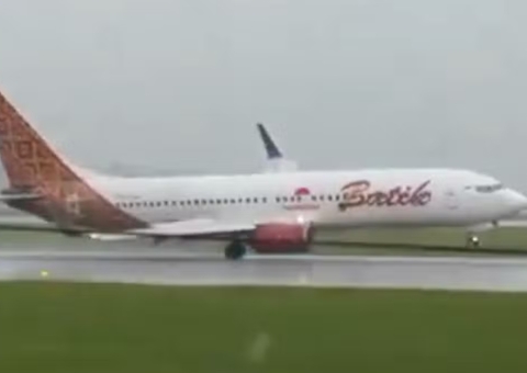 Vento forte faz avião pousar 'torto' na Indonésia; vídeo