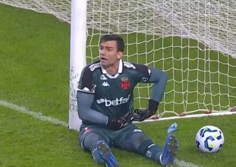 Vasco confirma lesão de Léo Jardim em lance de expulsão por suposta cera