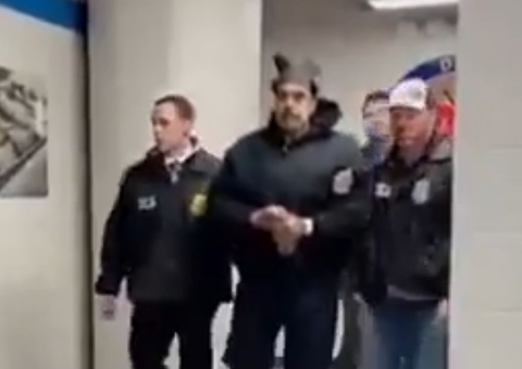 Vídeo mostra Maduro chegando tranquilo a centro de detenção nos EUA