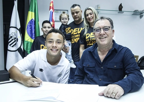 Joia de 16 anos assina primeiro contrato profissional com o Santos
