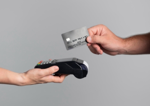 Cliente ganha indenização após banco fazer descontos em cartão não solicitado