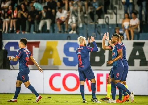 Bragantino goleia e Vitória volta ao Z4 do Brasileirão