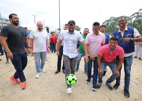 Governo do Amazonas incentiva prática esportiva com entrega de 40 campos