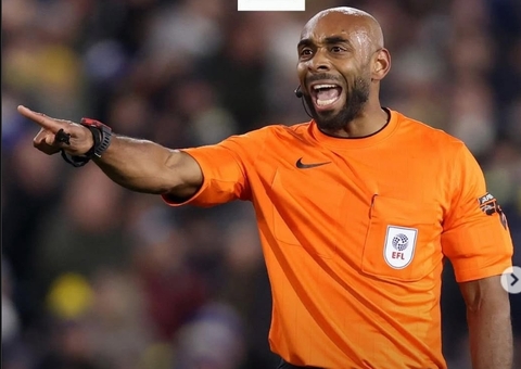 Primeiro árbitro negro da Premier League reaprende a andar após doença rara