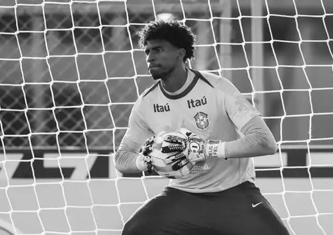 Hugo Souza publica foto na Seleção em preto e branco e torcedores especulam