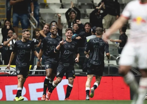 Atlético-MG vence Bragantino, aumenta jejum do rival e sobe no Brasileirão