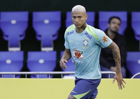 Richarlison celebra marca de 50 jogos pelo Brasil