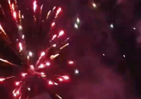 Torcedores do Peñarol fazem foguetório em frente ao hotel do Botafogo