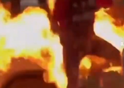 Flamenguistas tentam incendiar camisa do Palmeiras e acabam pegando fogo; vídeo