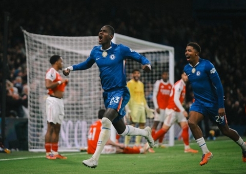 Chelsea e Arsenal empatam em jogo quente com expulsão