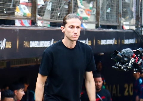 Filipe Luís dedica título da Libertadores aos Meninos do Ninho: "Estão comigo"