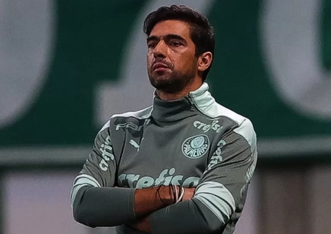 Abel Ferreira assiste a jogo do time que o revelou e ganha presente