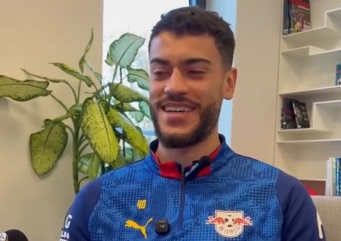 Atacante do RB Leipzig recorda conselhos de técnico do Mirassol: 'Paizão'