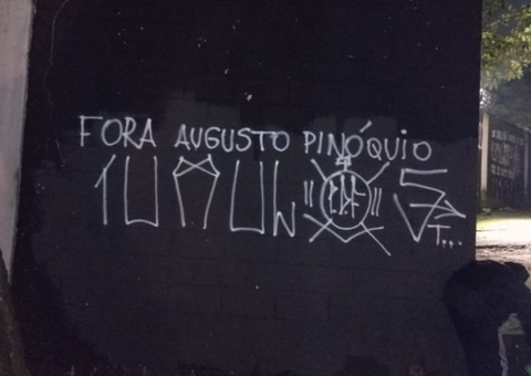 Muros são pichados em protesto contra Augusto Melo, do Corinthians