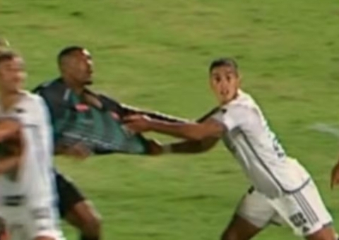 Maringá ironiza decisão do árbitro contra o Atlético-MG