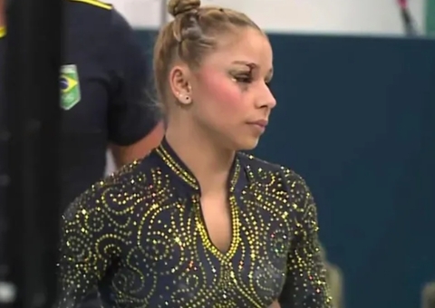 Flávia Saraiva cai durante aquecimento e corta supercílio na final da ginástica
