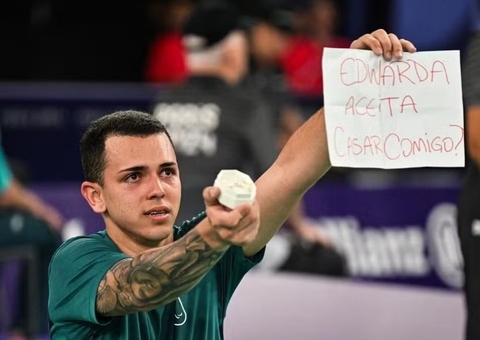 Rogério Júnior pede namorada Duda em casamento na arena de badminton; vídeo