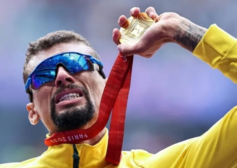 Brasileiro 'mói' recorde mundial e é ouro nos 5.000 m em Paris